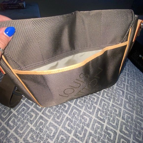 LOUIS VUITTON Messanger Shoulder Bag - Picture 4 of 8